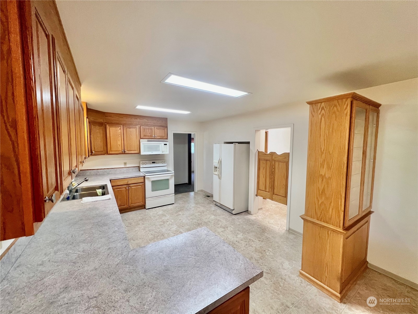 14 Weatherstone Road Omak, WA 98841 - Photo 11 of 32 a large kitchen with a refrigerator a stove top oven a sink and dishwasher