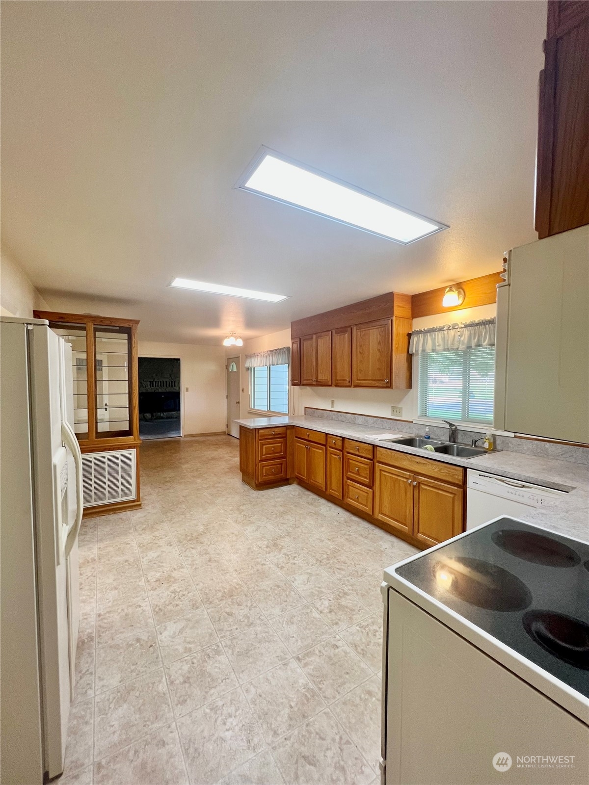 14 Weatherstone Road Omak, WA 98841 - Photo 13 of 32 a kitchen with stainless steel appliances granite countertop a stove and a sink