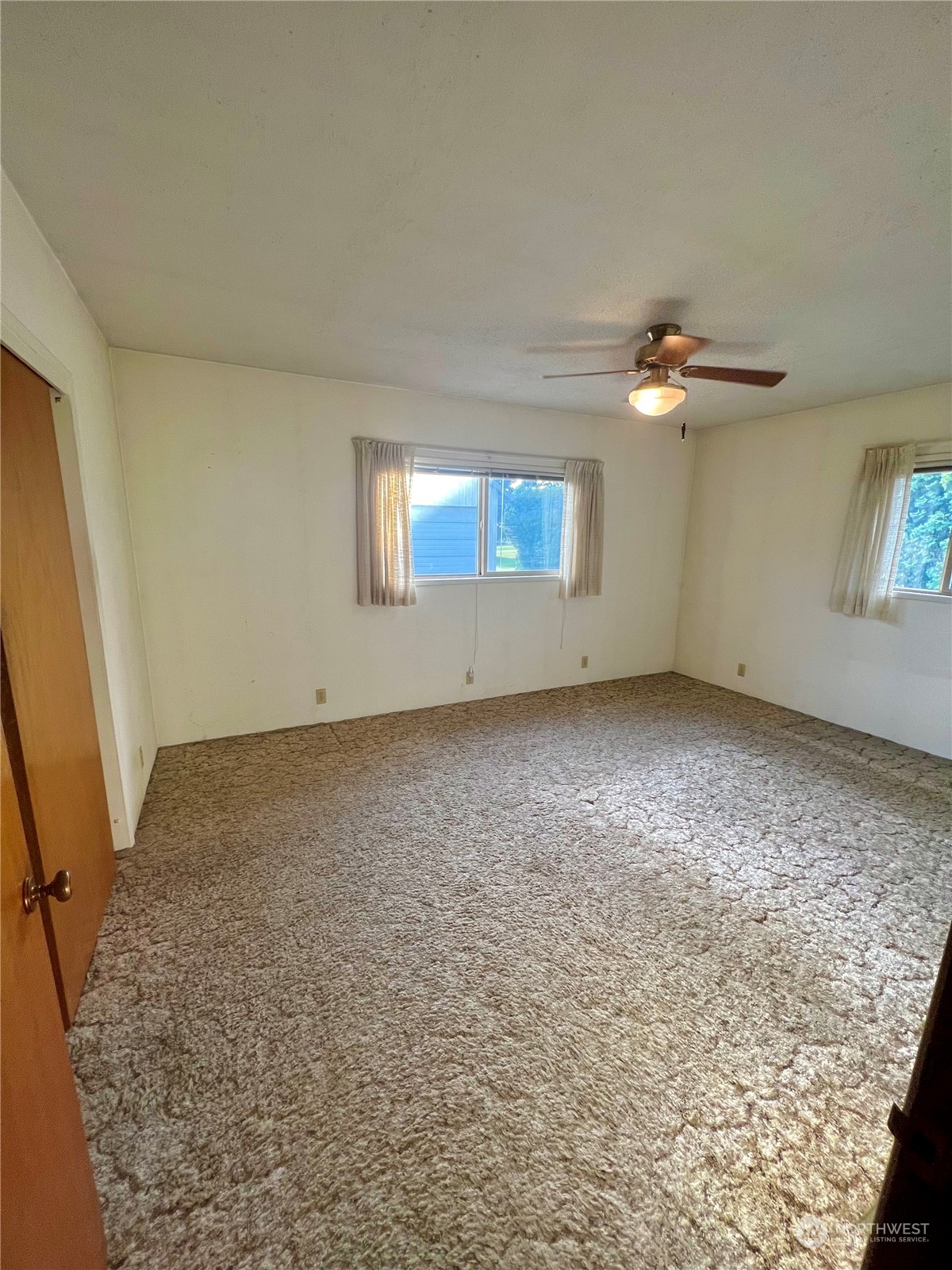 14 Weatherstone Road Omak, WA 98841 - Photo 16 of 32 an empty room with windows and chandelier fan