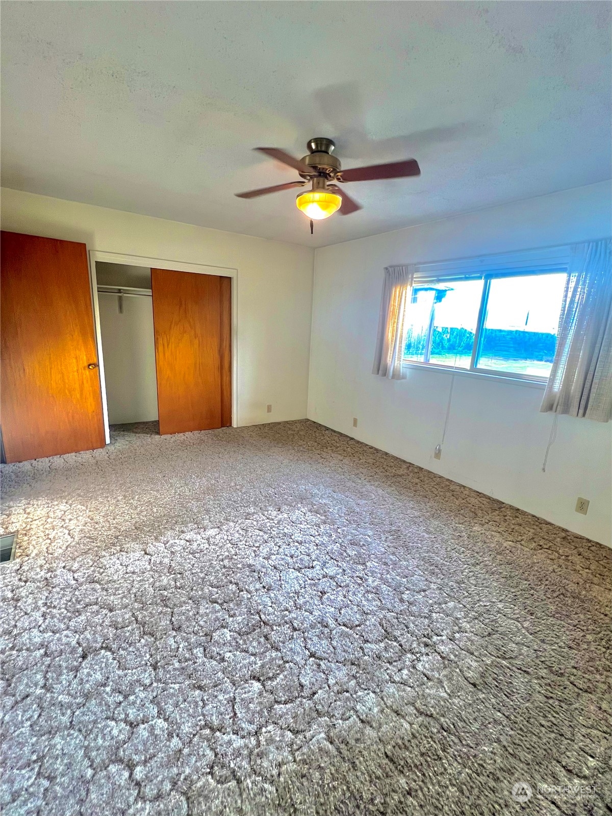 14 Weatherstone Road Omak, WA 98841 - Photo 17 of 32 an empty room with windows and closet