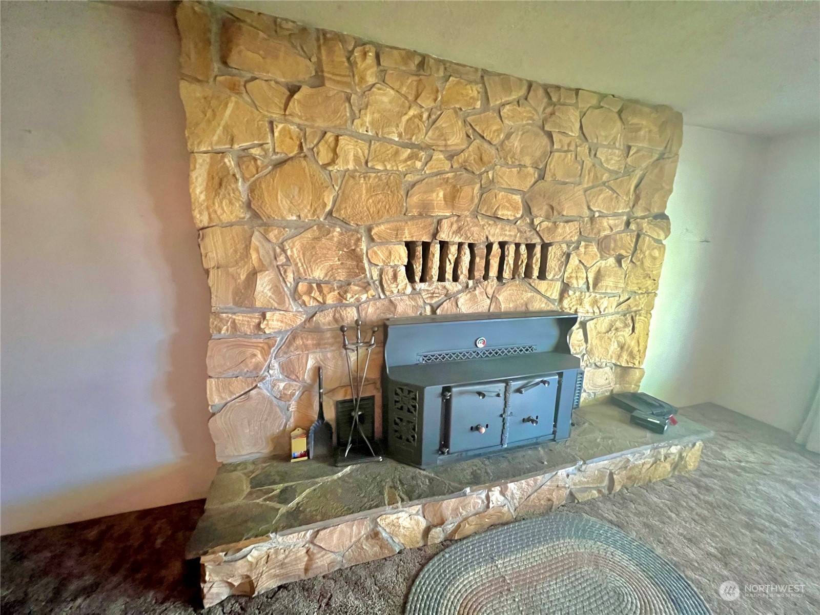 14 Weatherstone Road Omak, WA 98841 - Photo 18 of 32 a bedroom with a bed and a window