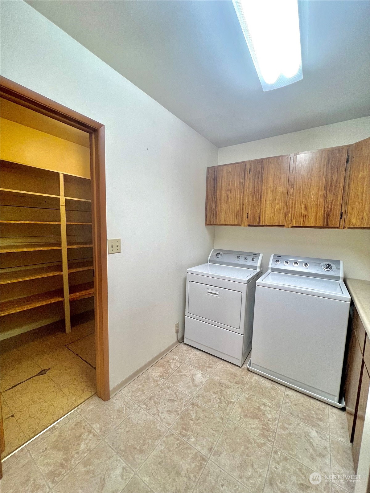 14 Weatherstone Road Omak, WA 98841 - Photo 20 of 32 a utility room with dryer and washer