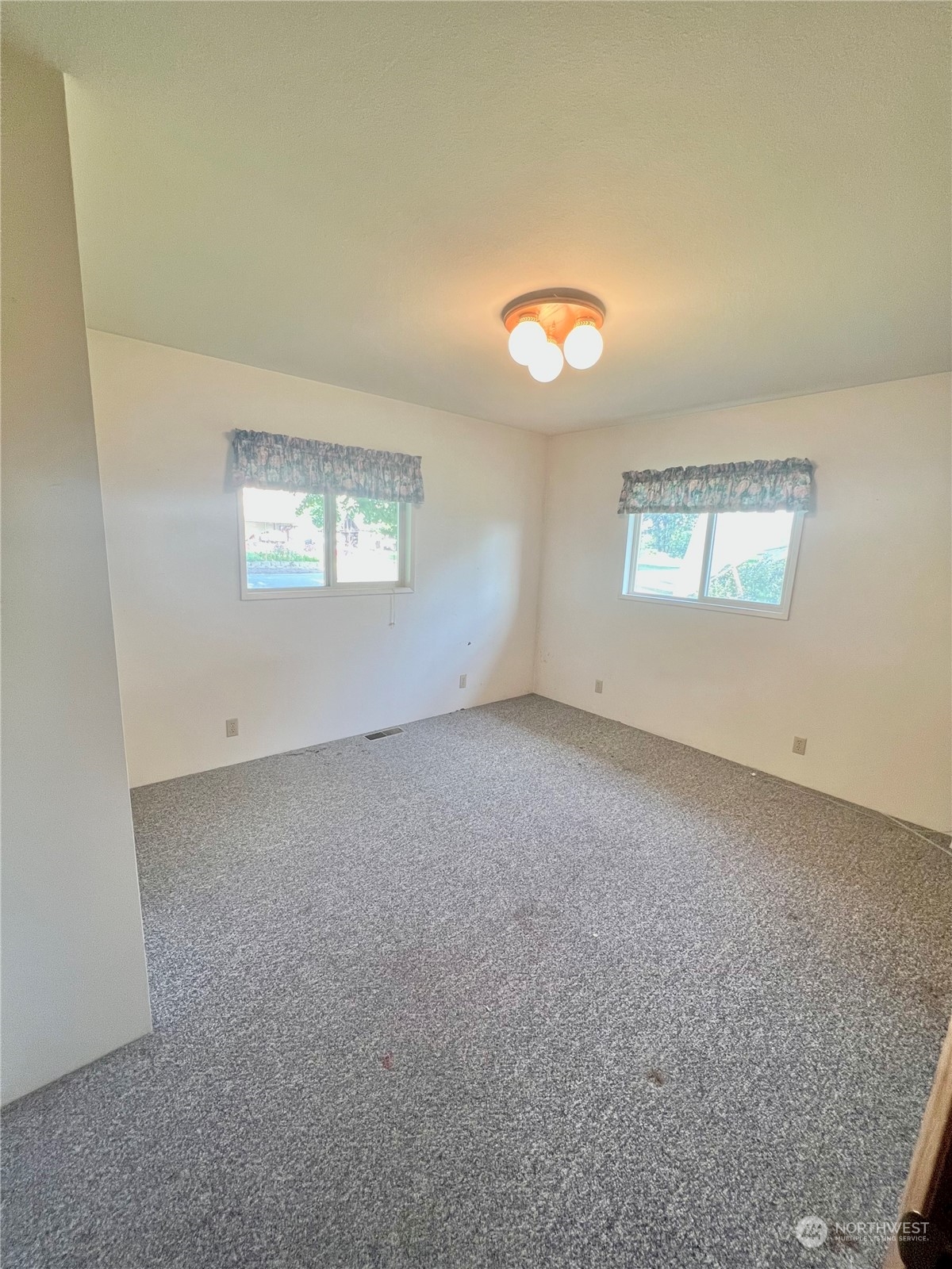 14 Weatherstone Road Omak, WA 98841 - Photo 21 of 32 an empty room with windows
