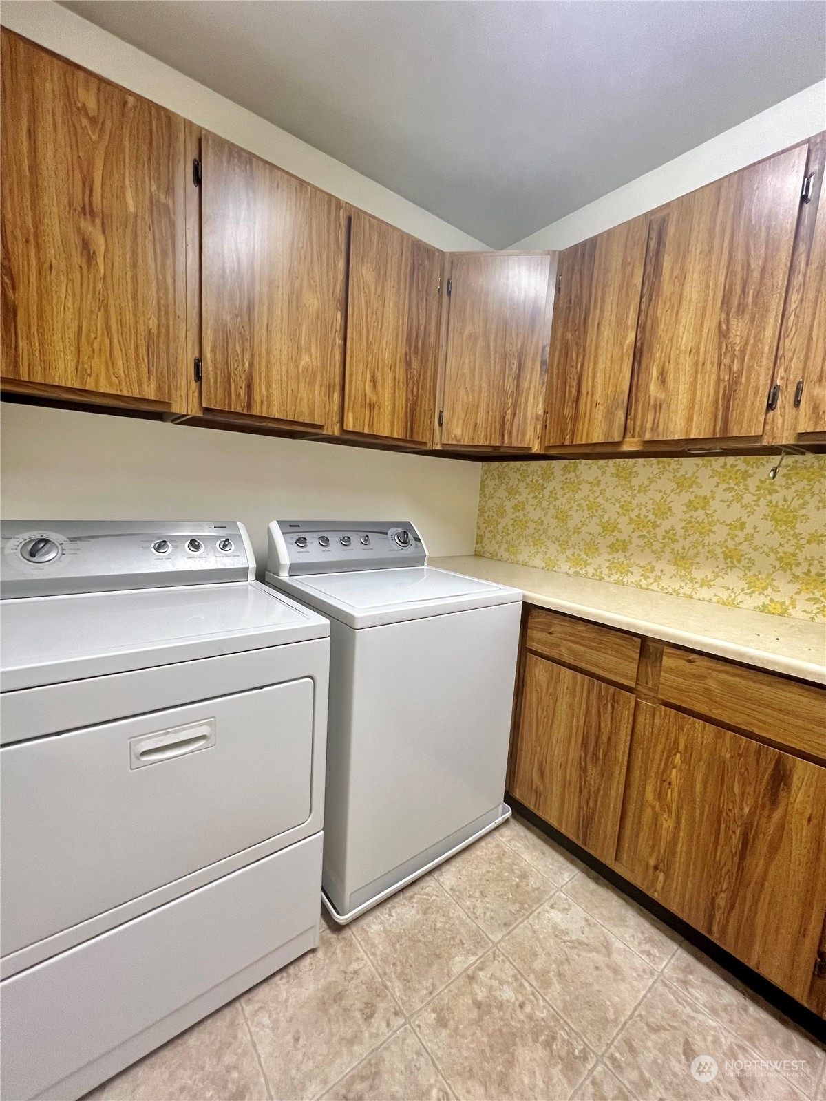 14 Weatherstone Road Omak, WA 98841 - Photo 23 of 32 a utility room with dryer and washer