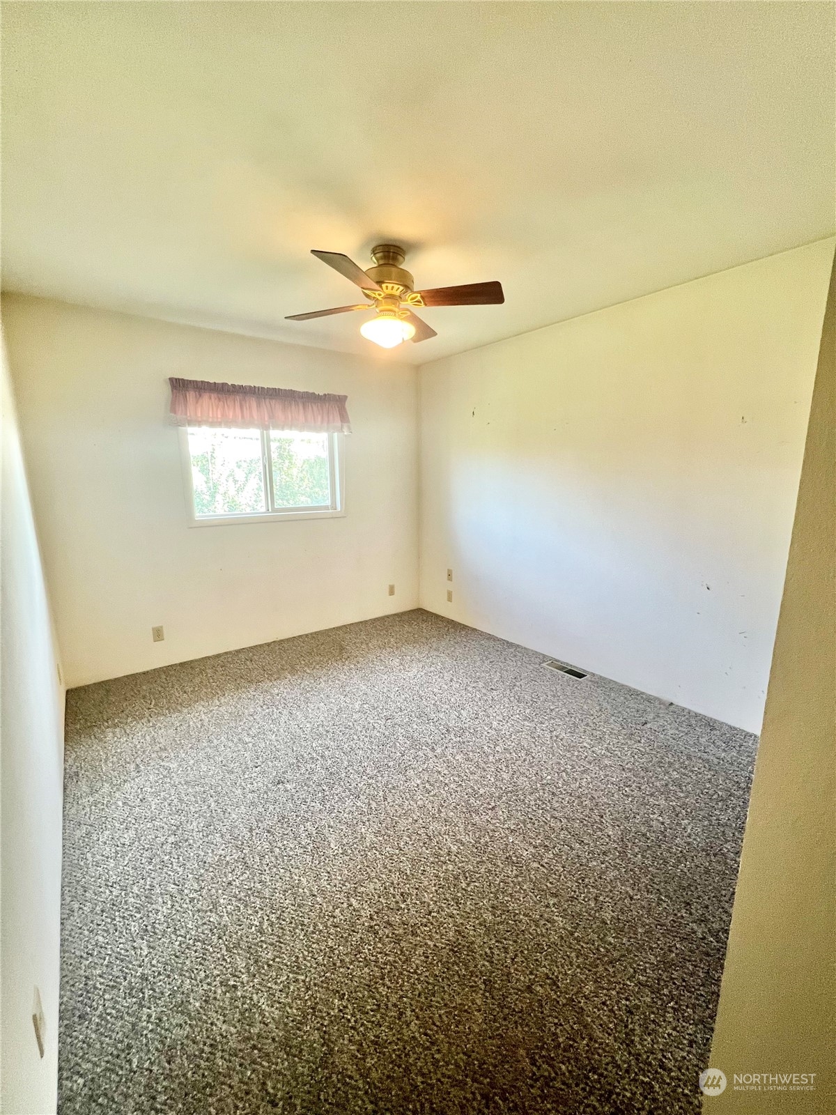 14 Weatherstone Road Omak, WA 98841 - Photo 25 of 32 en empty room with windows and ceiling fan