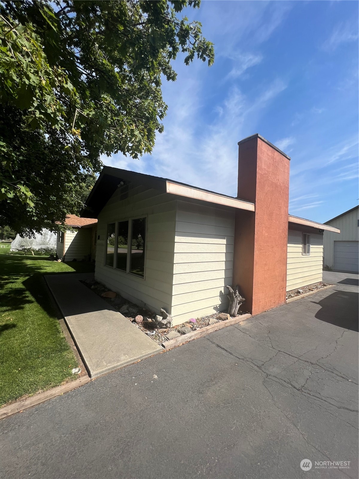 14 Weatherstone Road Omak, WA 98841 - Photo 4 of 32 a view of a house with a yard and garage
