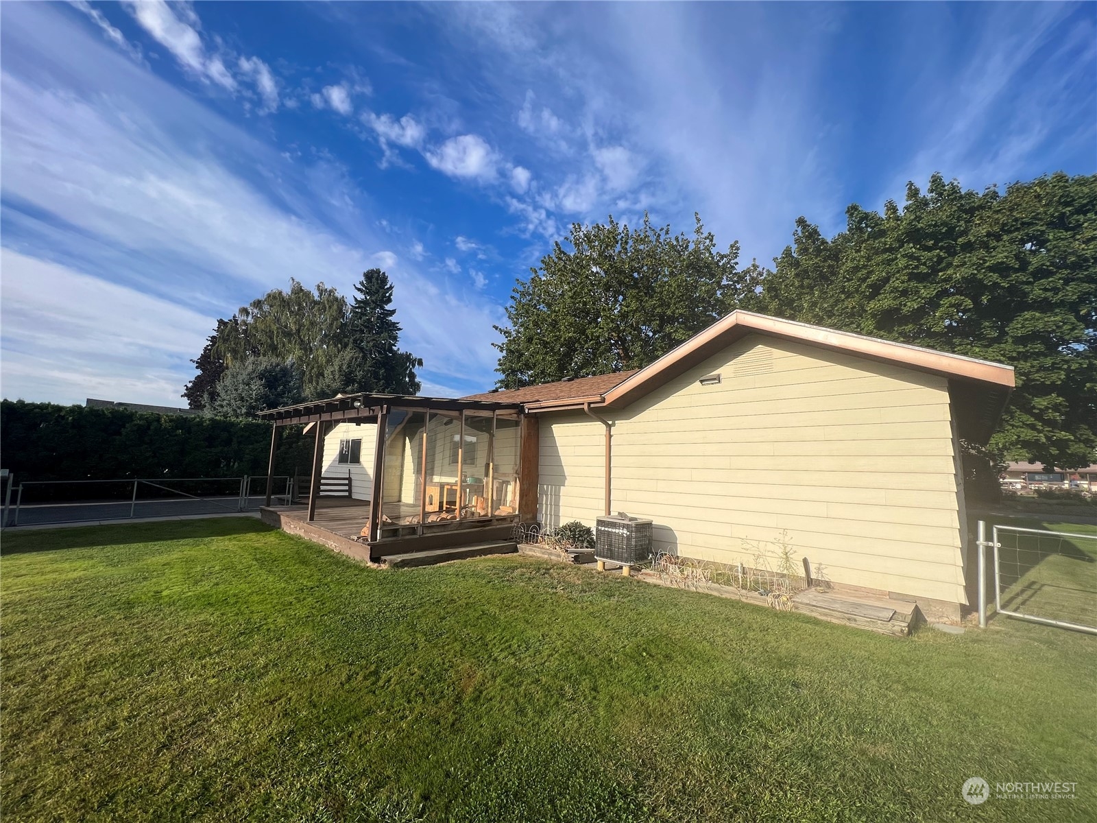 14 Weatherstone Road Omak, WA 98841 - Photo 6 of 32 a front view of a house with garden