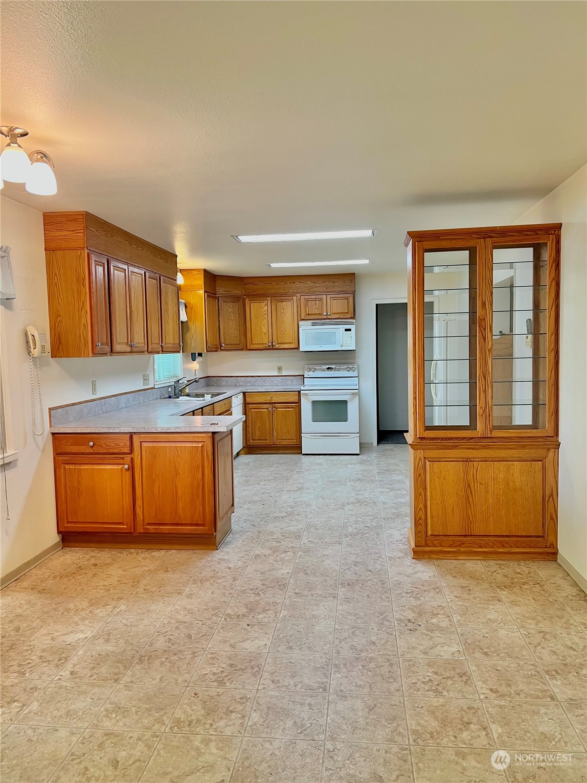 14 Weatherstone Road Omak, WA 98841 - Photo 10 of 32 a large kitchen with stainless steel appliances granite countertop a stove and a refrigerator