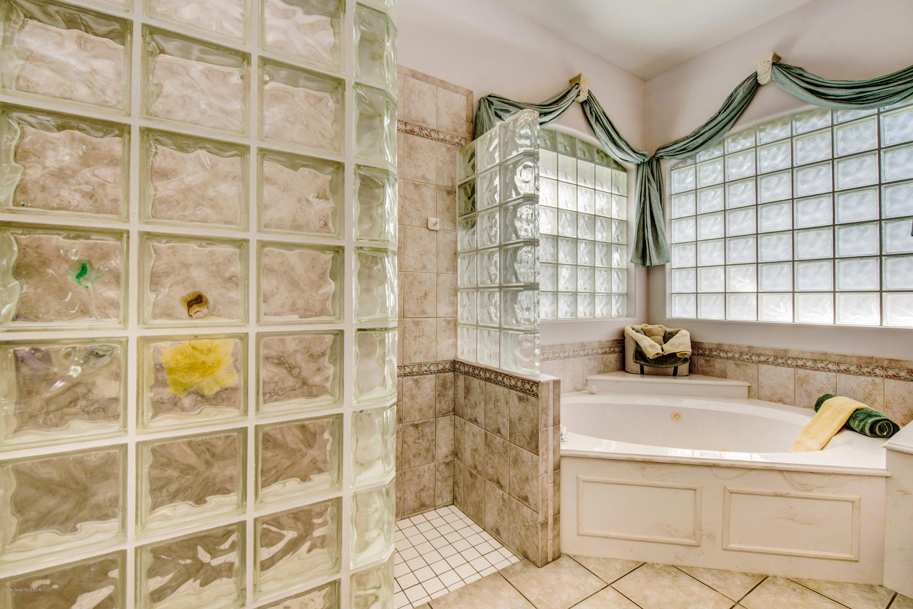 3570 Shady Run Road Melbourne, FL 32934 - Photo 23 of 39 a bathroom with a bathtub and a sink