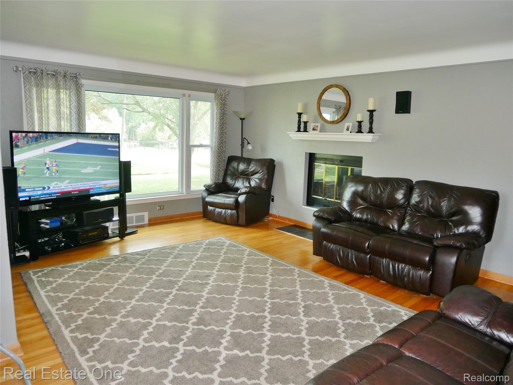 18810 Beverly Road Franklin, MI 48025 - Photo 4 of 27 living - Copy.JPG
