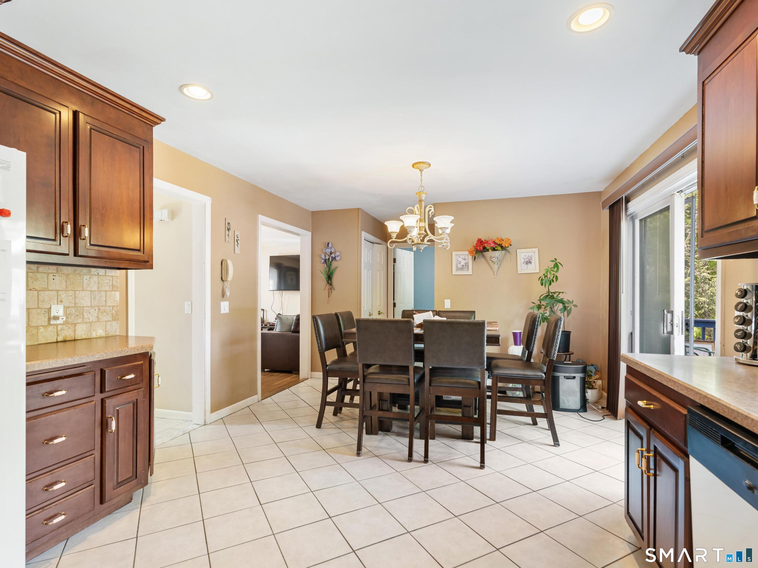 541 Middlebury Road Watertown, CT 06795 - Photo 5 of 38