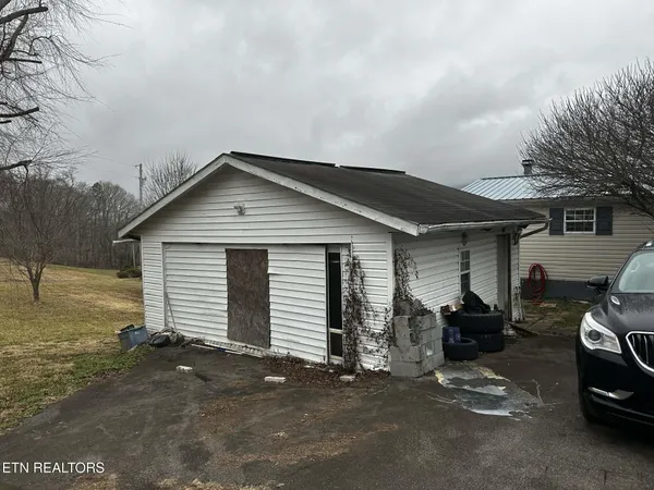 $299,000 | 111 Fred Russell Lane, Speedwell, TN 37870