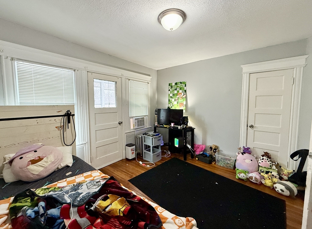 63 Langdon Street Springfield, MA 01104 - Photo 11 of 22 a room with furniture and a window