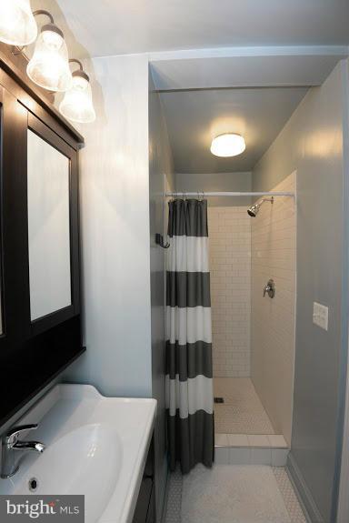 2426 Pickwick Road Baltimore, MD 21207 - Photo 14 of 30 Bath