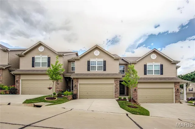 $2,300 | 13105 Tesson Spring Dr Street, St. Louis, MO 63128
