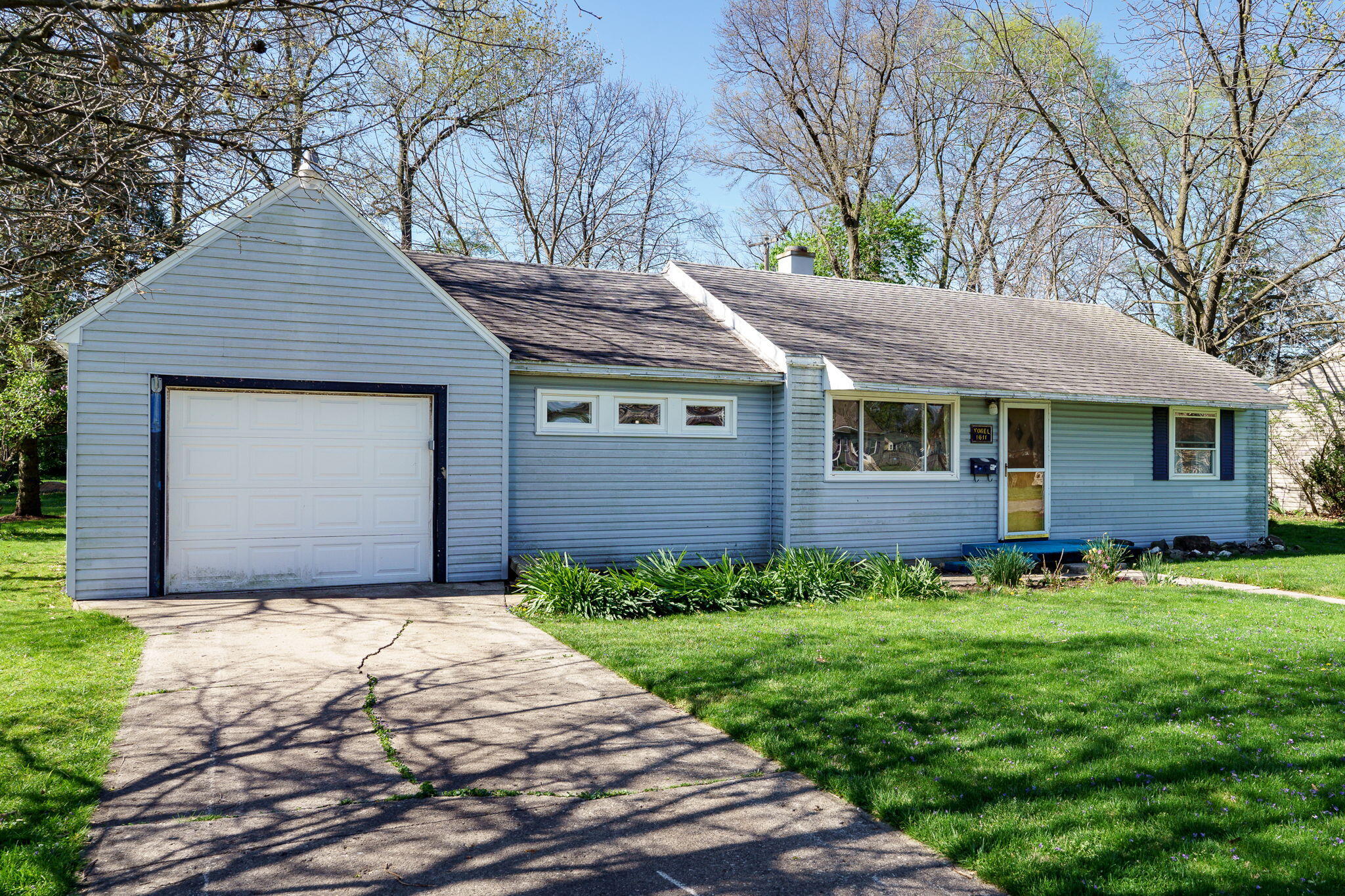 1611 Memorial Drive Springfield, OH 45505 - Photo 1 of 37