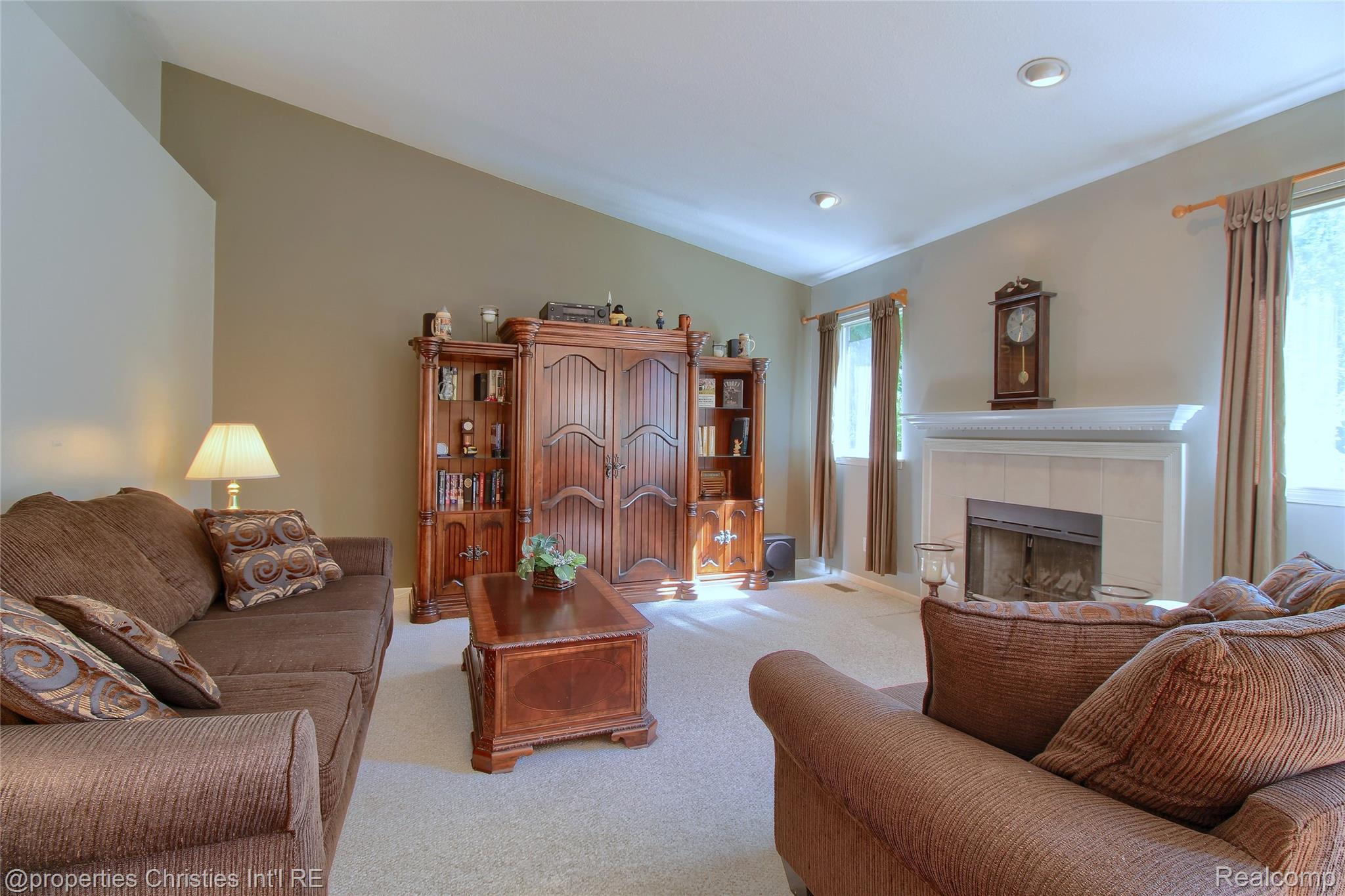 3339 Riverside Drive Canton, MI 48188 - Photo 15 of 34 Cathedral ceiling in Fam Rm