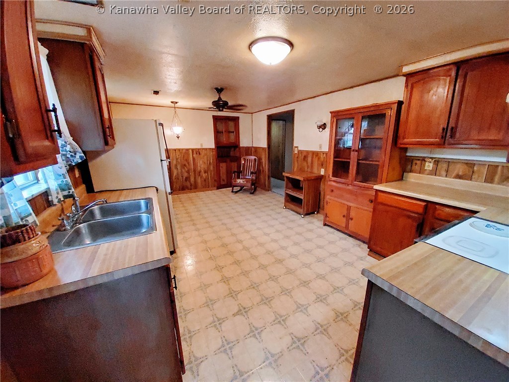472 Staffhouse Road Point Pleasant, WV 25550 - Photo 10 of 36 KITCHEN / EAT-IN DINING AREA