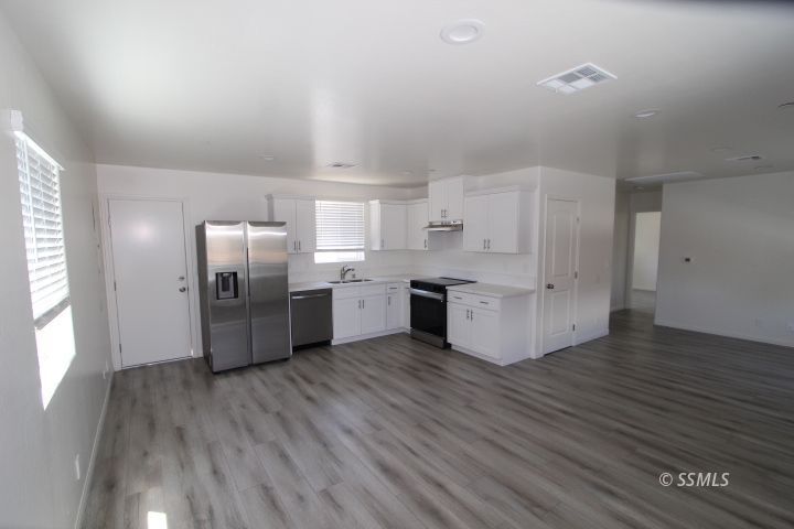 915 West Dolphin Avenue Ridgecrest, CA 93555 - Photo 8 of 19