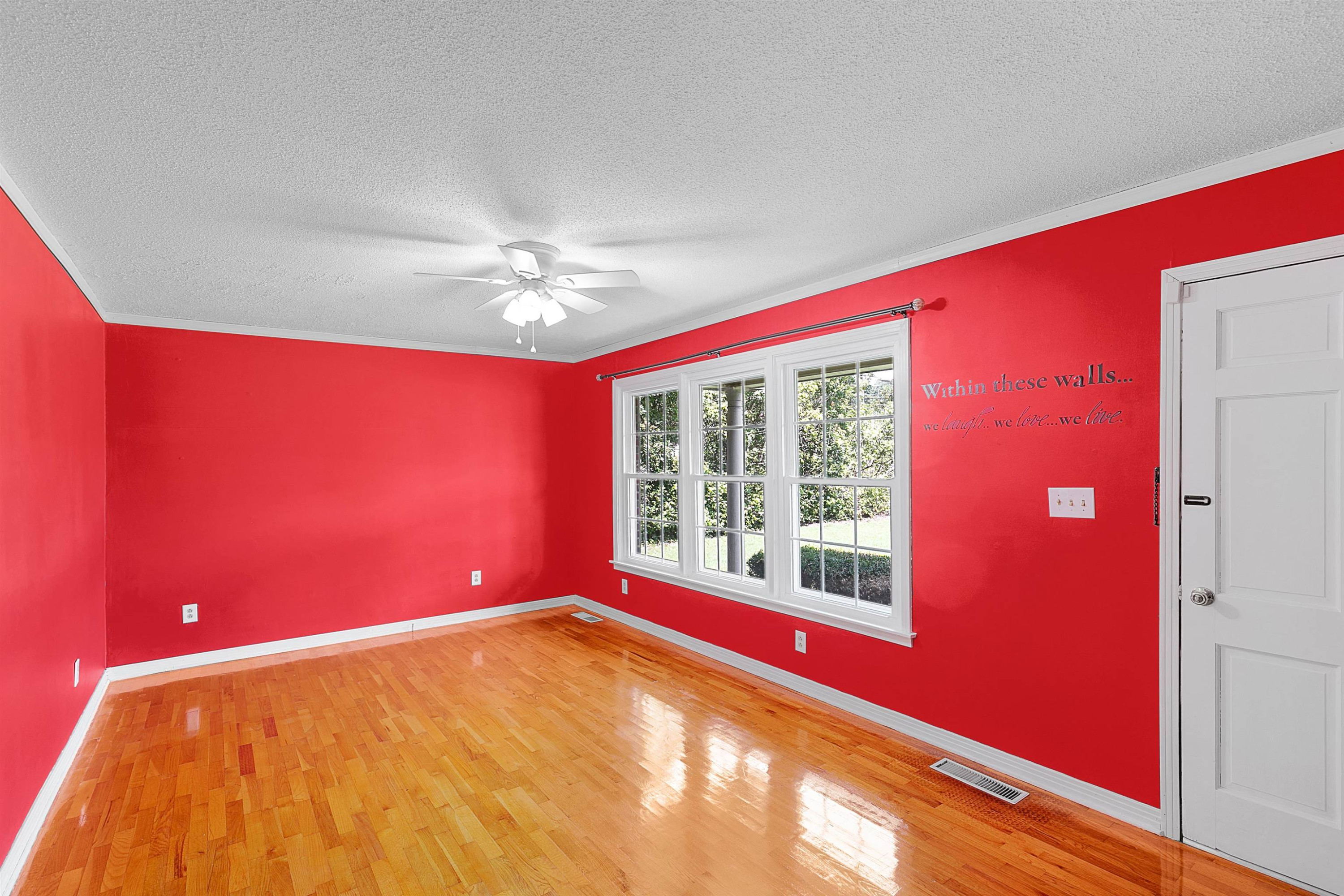 1372 Westover Road Jackson, TN 38301 - Photo 10 of 17 a view of a big room with windows