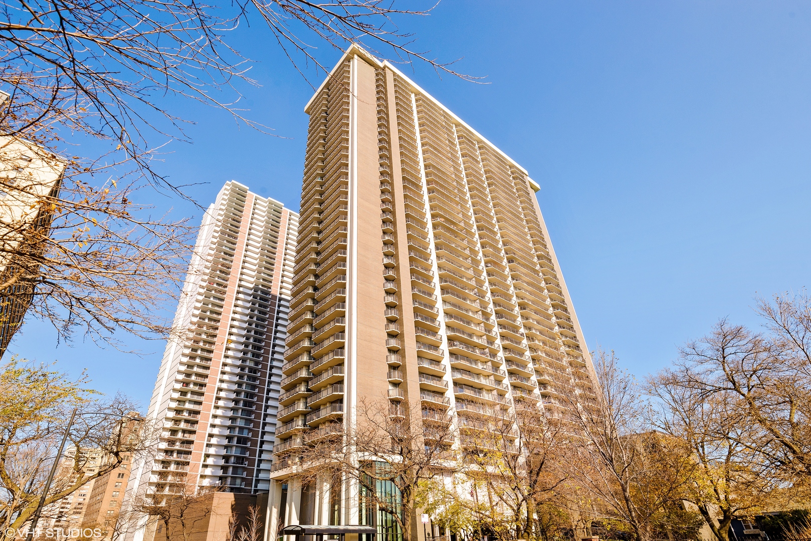 6007 North Sheridan Road, Unit 37J Chicago, IL 60660 - Photo 1 of 26 a view of a large building