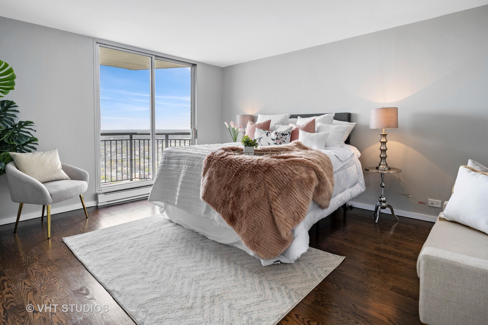 6007 North Sheridan Road, Unit 37J Chicago, IL 60660 - Photo 13 of 26 a spacious bedroom with a bed and a couch