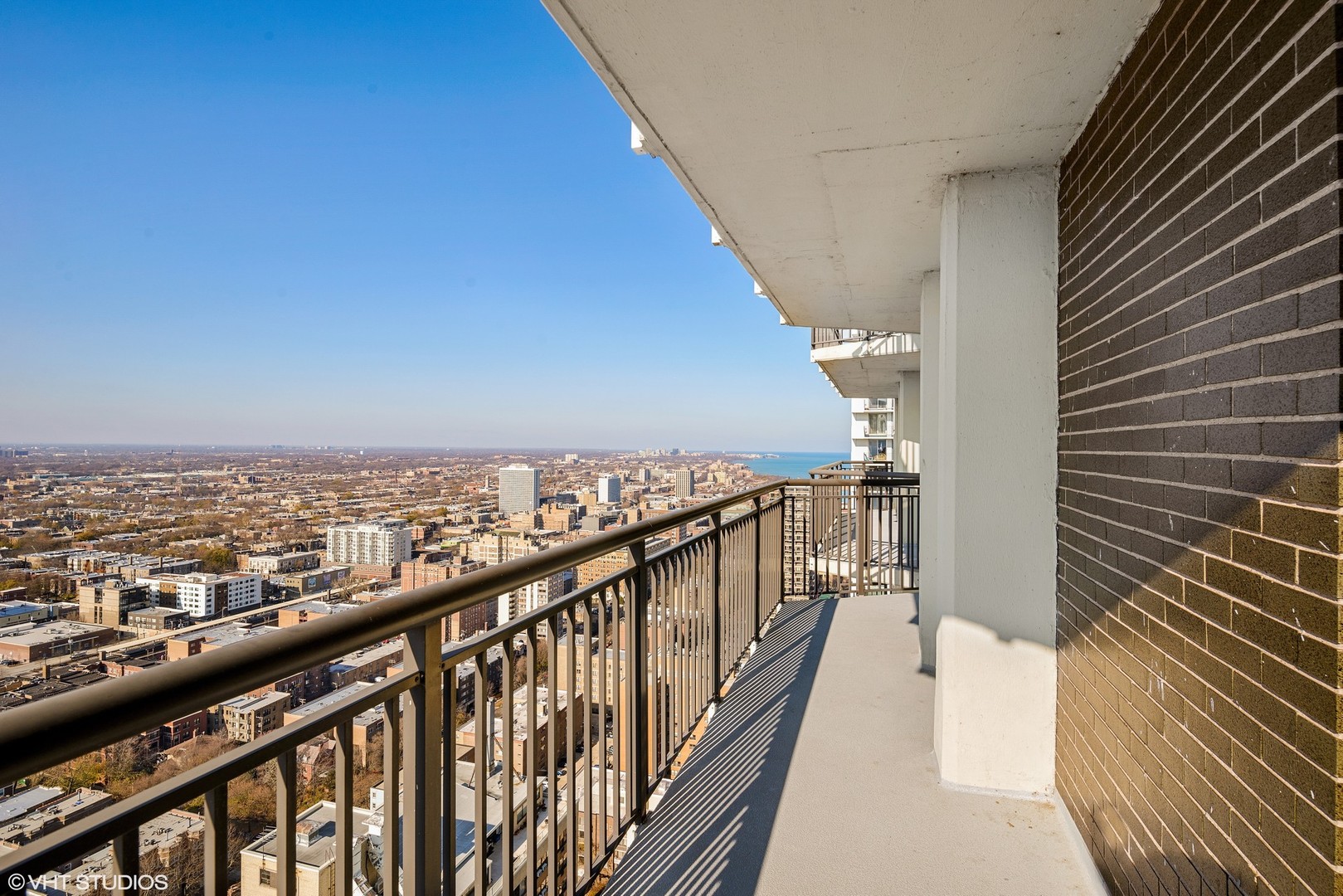 6007 North Sheridan Road, Unit 37J Chicago, IL 60660 - Photo 15 of 26 a view of a balcony with city view