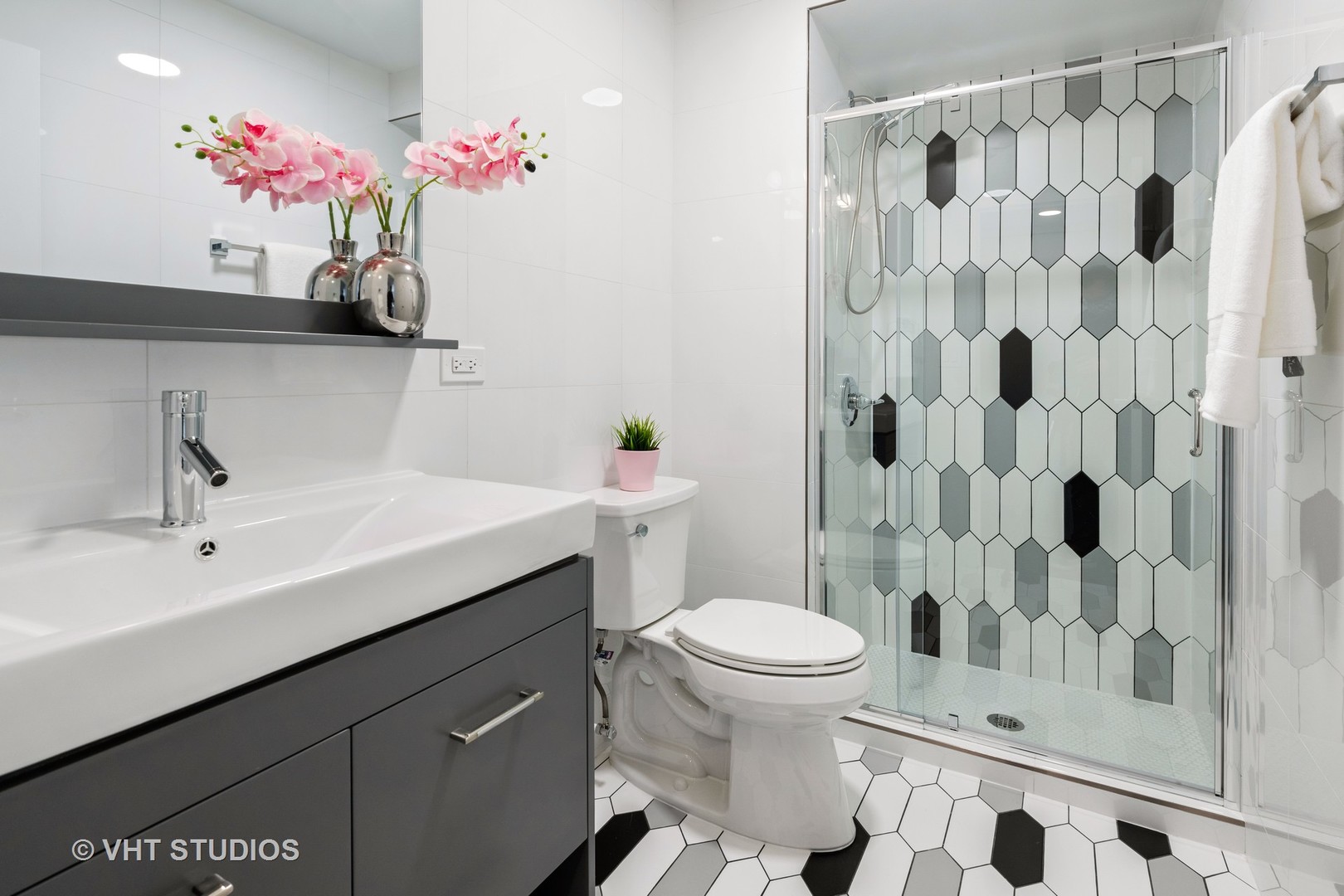 6007 North Sheridan Road, Unit 37J Chicago, IL 60660 - Photo 18 of 26 a bathroom with a sink toilet and shower