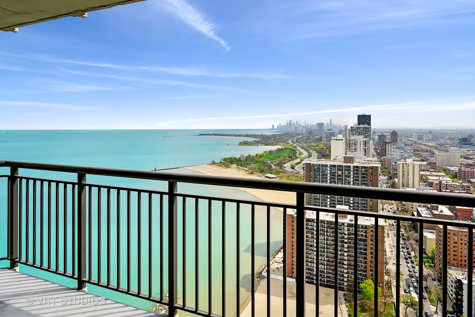 6007 North Sheridan Road, Unit 37J Chicago, IL 60660 - Photo 2 of 26 a view of city from balcony