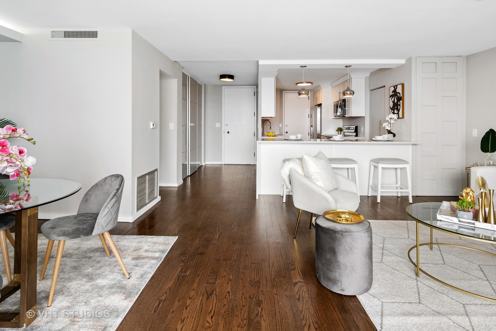 6007 North Sheridan Road, Unit 37J Chicago, IL 60660 - Photo 5 of 26 a living room with furniture and wooden floor