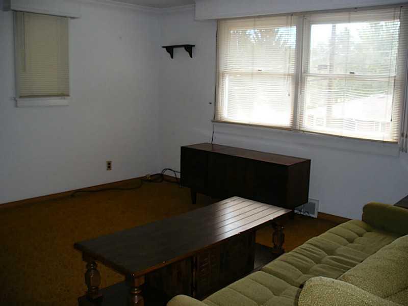 237 Cumer Road McDonald, PA 15057 - Photo 8 of 25 Living Room.