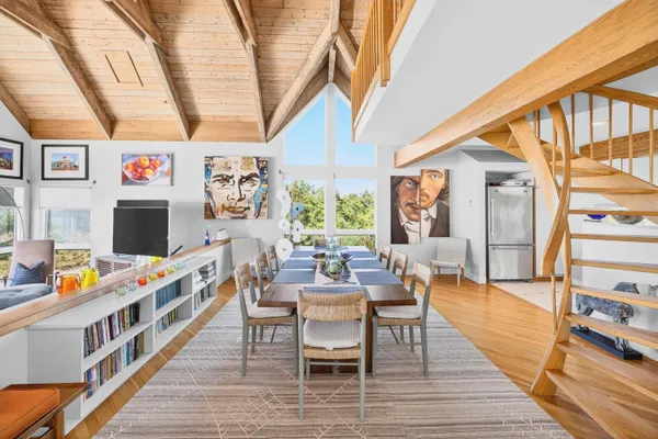 a view of entryway and kitchen