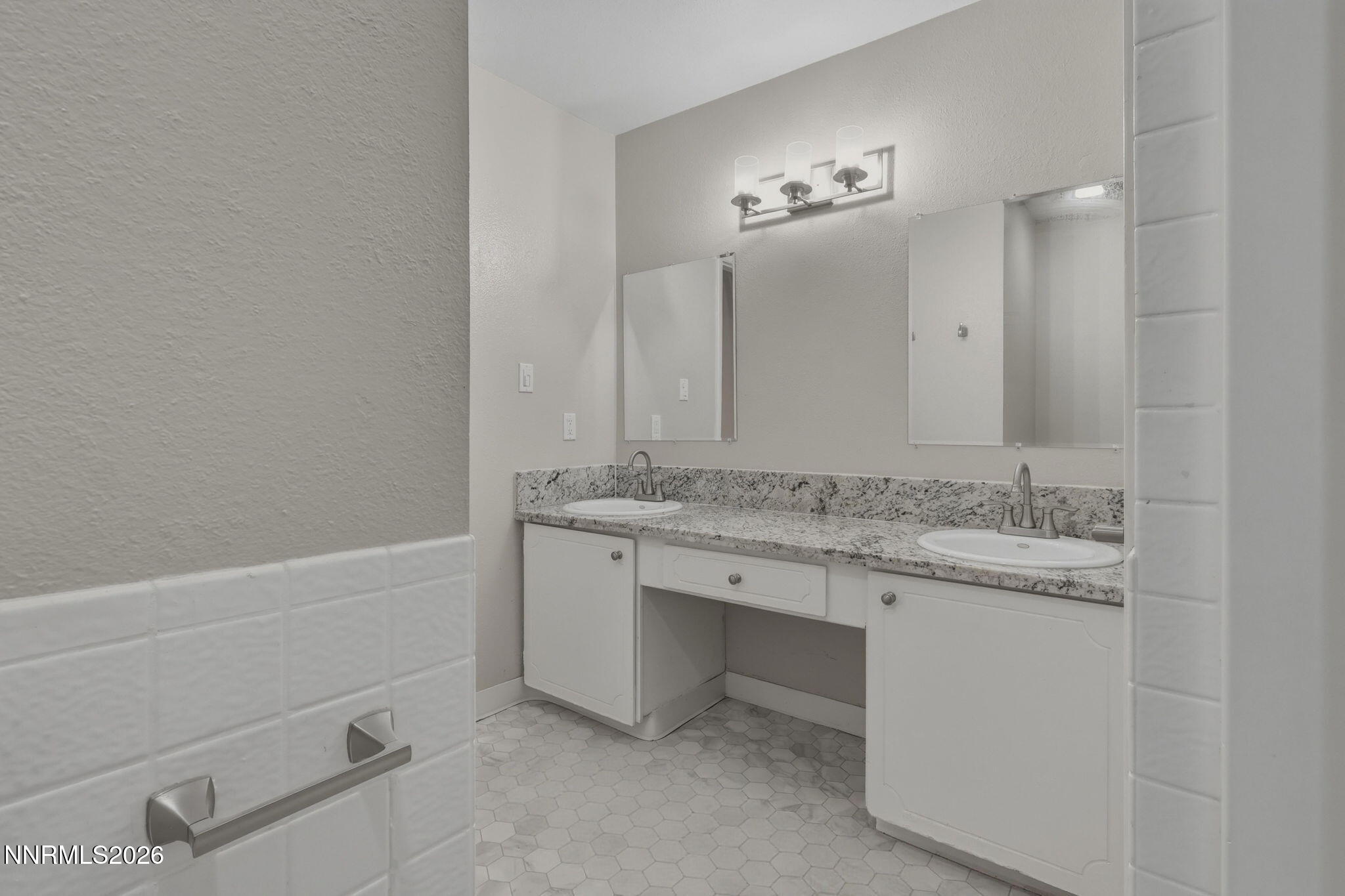 585 Smithridge Park Reno, NV 89502 - Photo 14 of 30 15-web-or-mls-IMG_7085_autoremove_234272