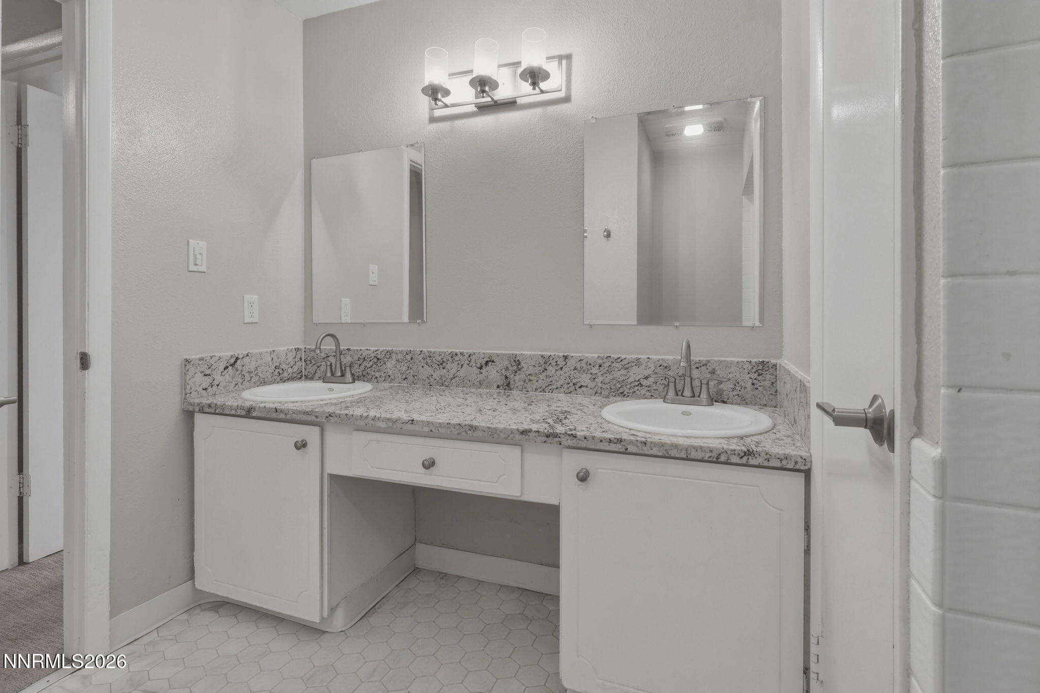 585 Smithridge Park Reno, NV 89502 - Photo 16 of 30 17-web-or-mls-IMG_7115_autoremove_234278