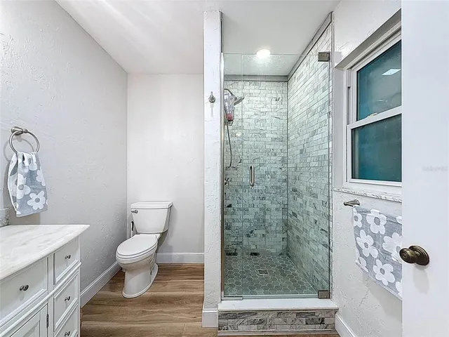 a view of a livingroom with furniture and a ceiling fan