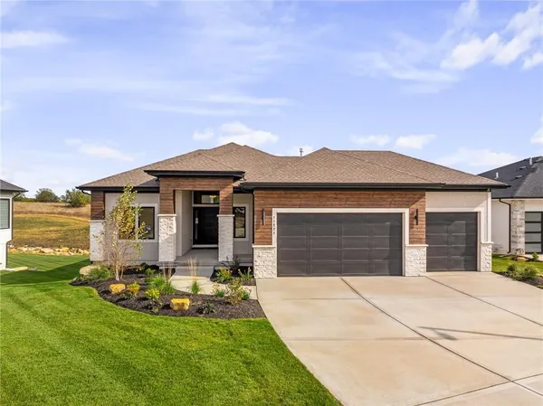 $890,265 | 11221 South Sunray Drive, Olathe, KS 66061