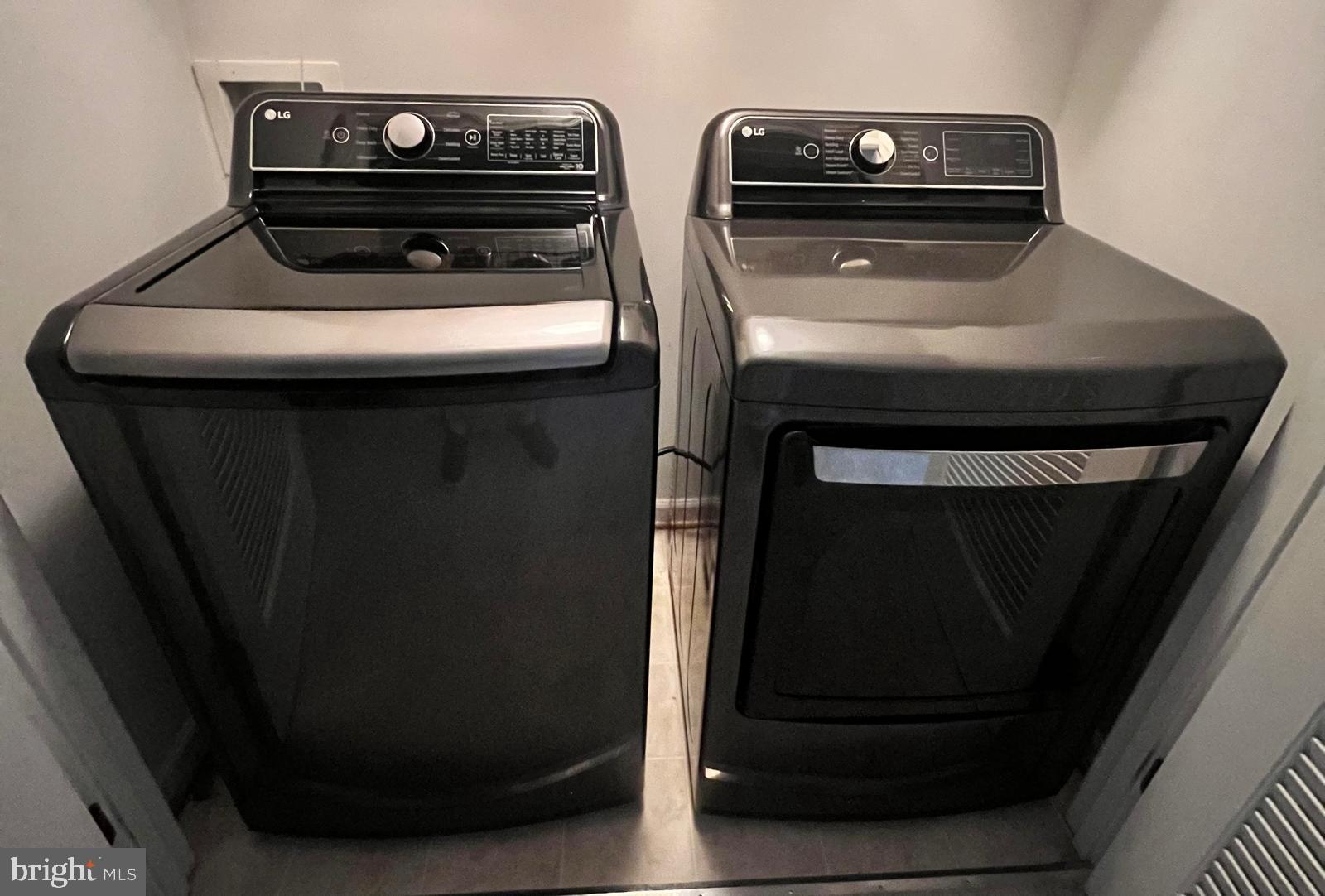 43395 Allisons Ridge Terrace Ashburn, VA 20148 - Photo 29 of 32 Sleek laundry duo for modern homes.