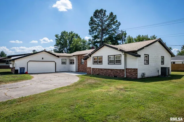 $175,000 | 902 Fairlane Drive, Marion, IL 62959