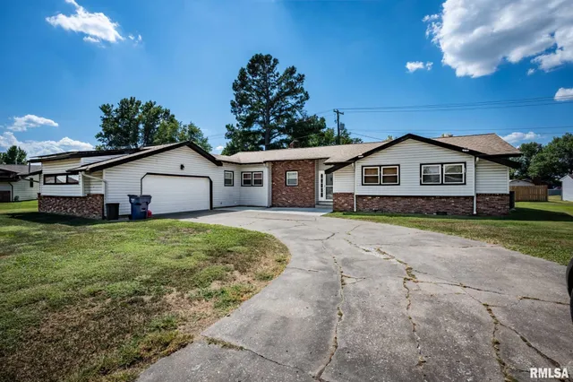 $175,000 | 902 Fairlane Drive, Marion, IL 62959