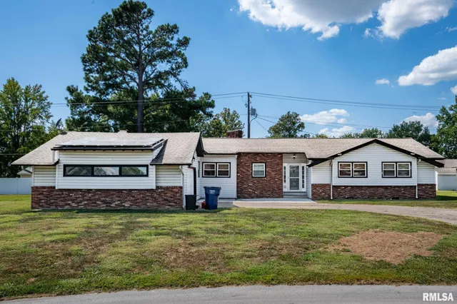 $175,000 | 902 Fairlane Drive, Marion, IL 62959