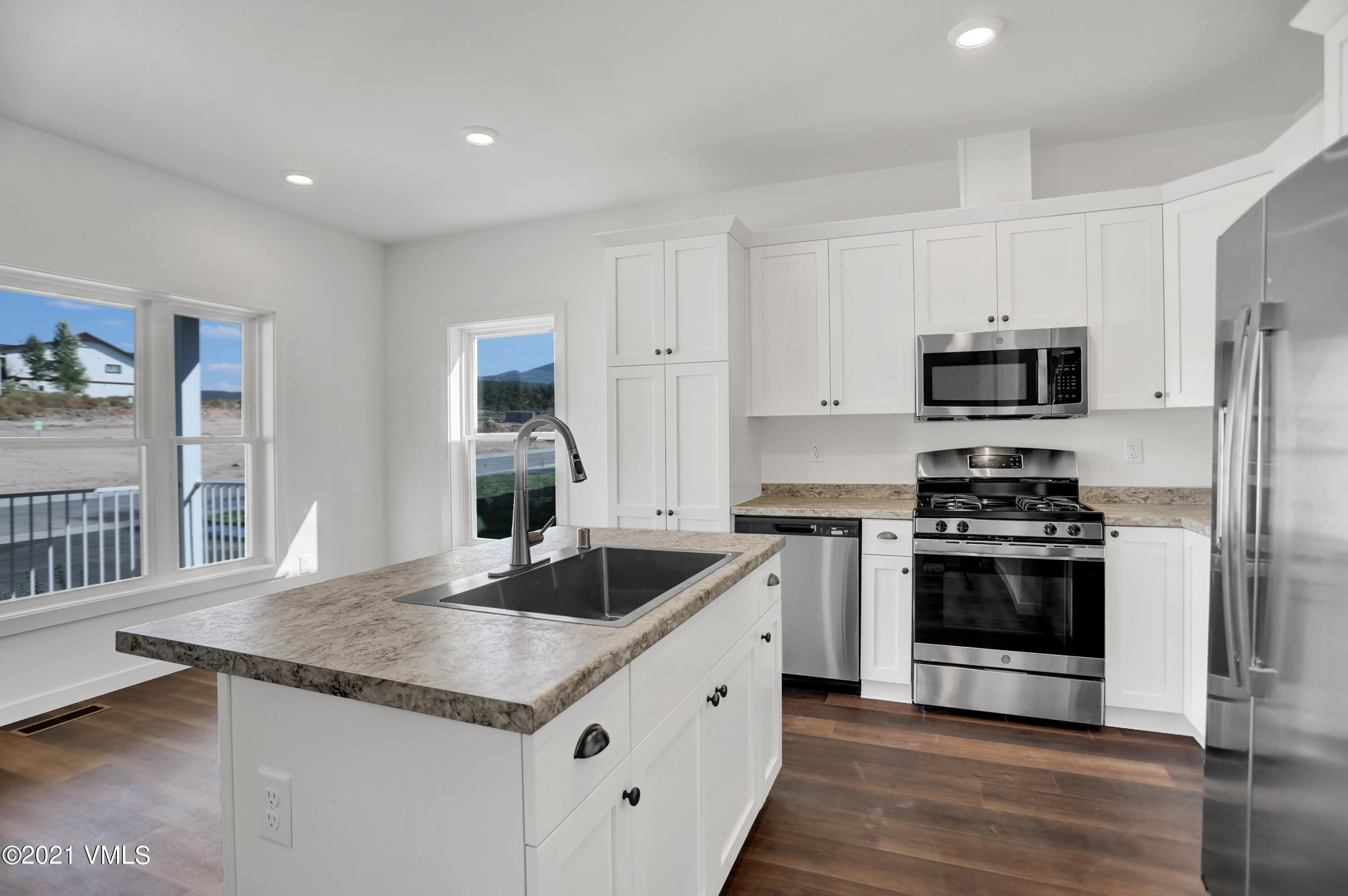 130 Bowie Road Gypsum, CO 81637 - Photo 12 of 37 Kitchen (9)