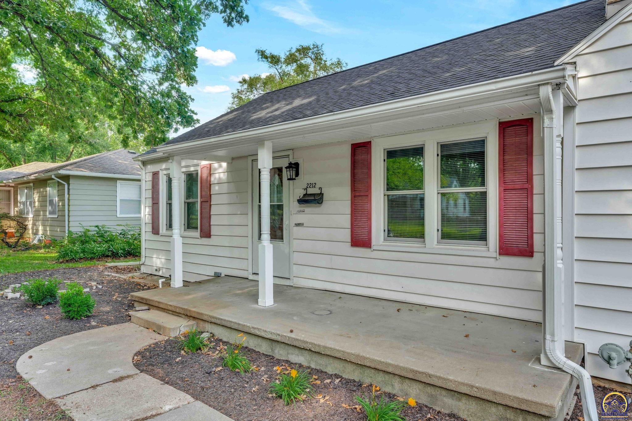 2212 Southwest Burnett Road Topeka, KS 66614 - Photo 5 of 37