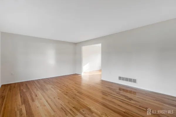 $650,000 | 128 Hazelwood Avenue, Middlesex, NJ 08846