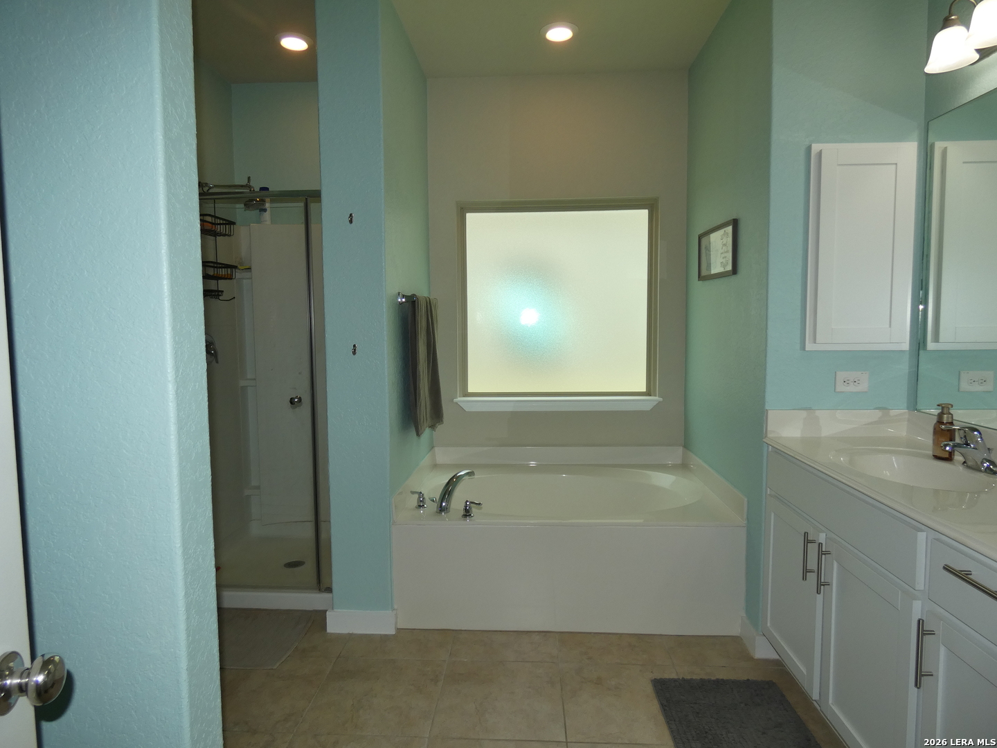 10503 Pablo Way Converse, TX 78109 - Photo 12 of 21 a bathroom with a granite countertop sink a mirror and a bathtub