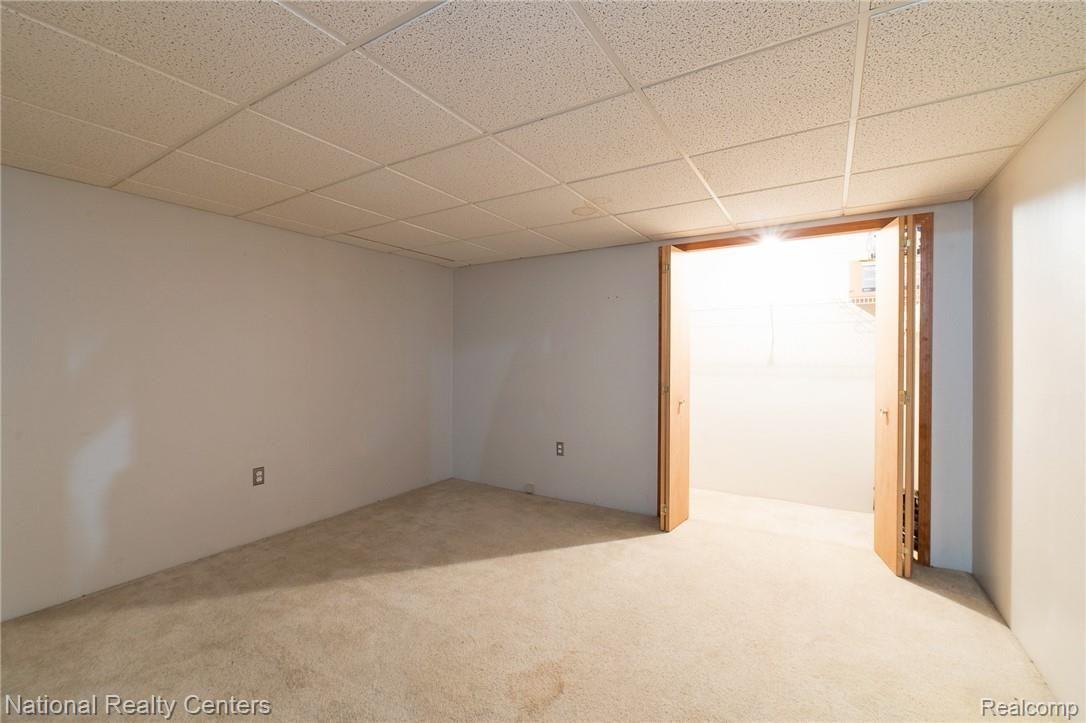 2272 London Bridge Drive, Unit 52 Rochester, MI 48307 - Photo 20 of 24 Finished room/bedroom with closet in basement.
