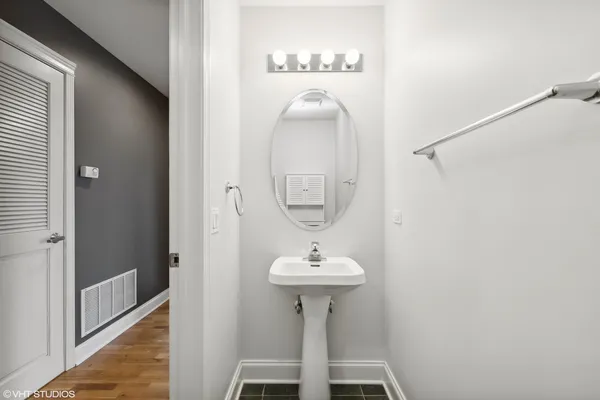 $3,250 | 2320 West St Paul Avenue, Unit 202, Chicago, IL 60647
