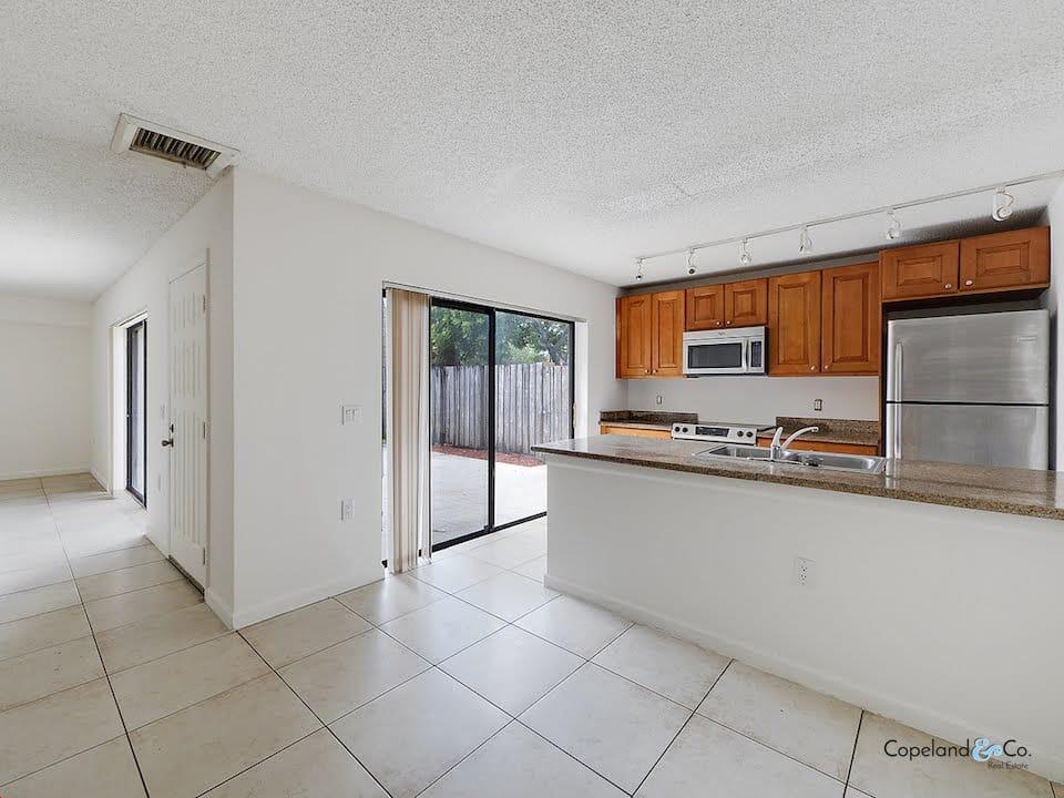 804 Blue Ridge Circle West Palm Beach, FL 33409 - Photo 3 of 5 c78f93ab-bfb1-47be-bd61-5685f31c3d48 (2)