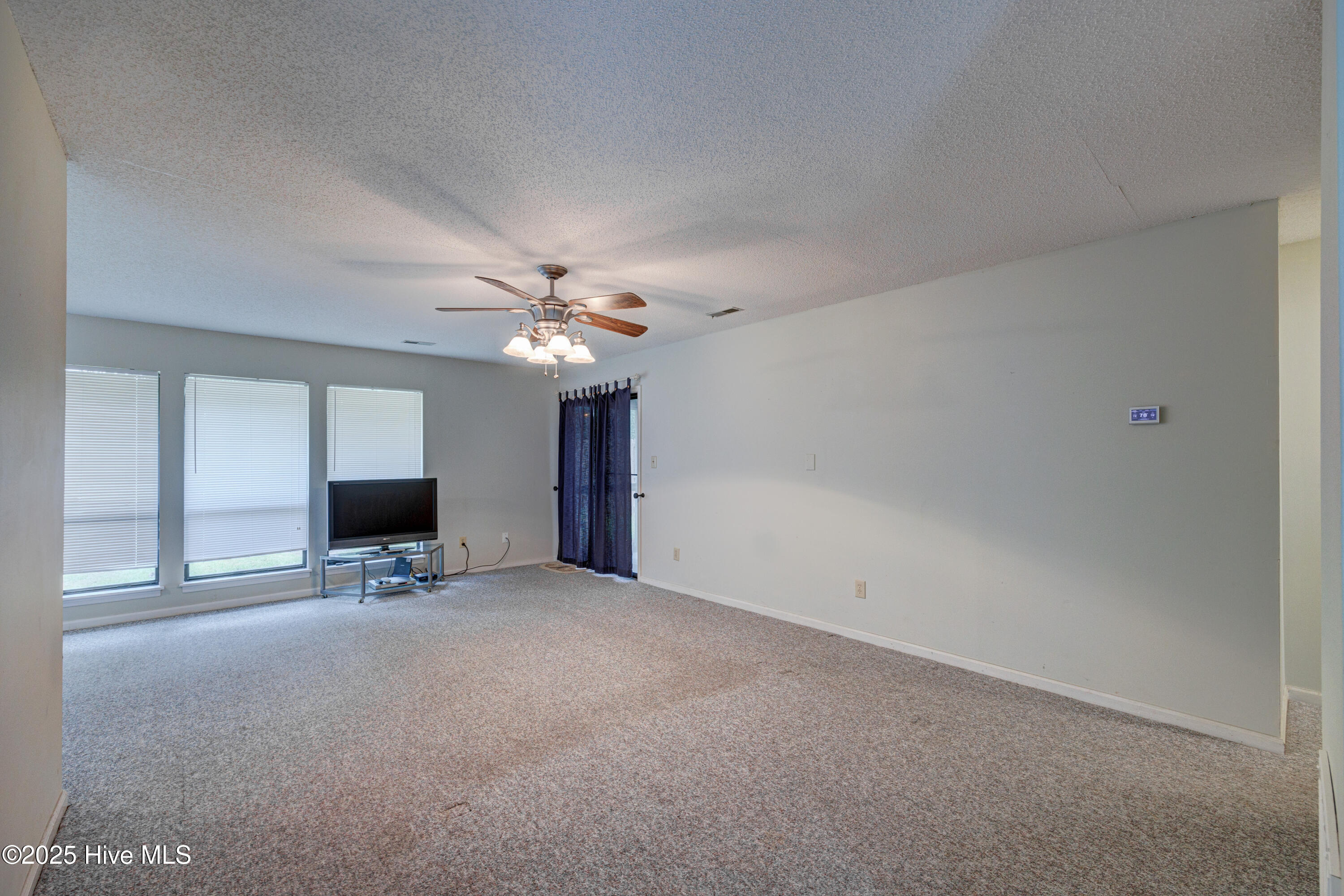 103 Holly Tree Lane Hampstead, NC 28443 - Photo 8 of 36 Living Room
