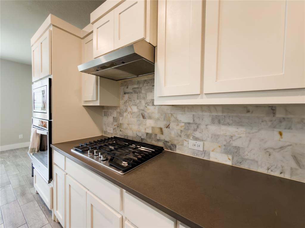 113 Nathan Drive Princeton, TX 75407 - Photo 9 of 40 a kitchen with a stove and a microwave
