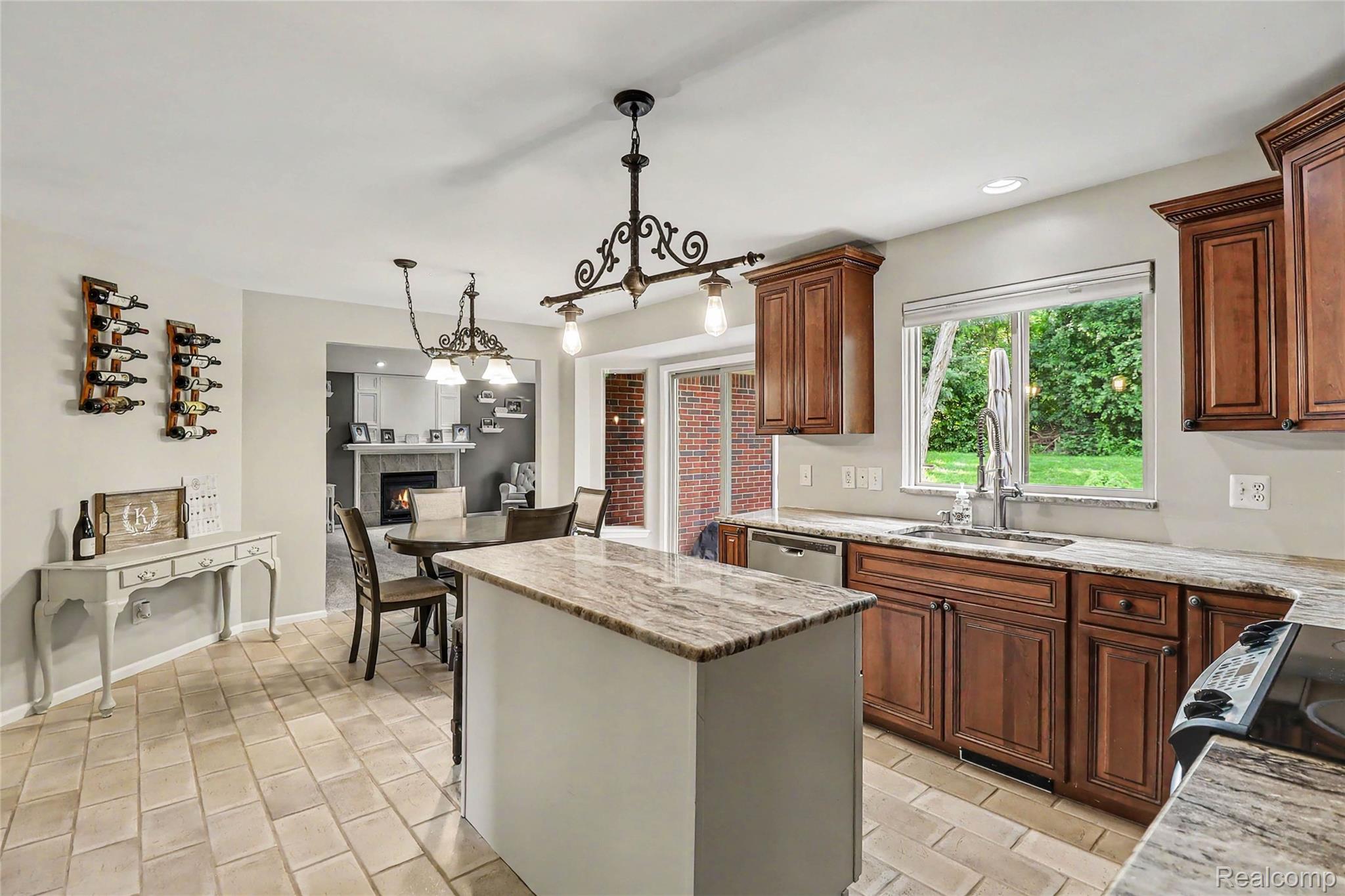2548 Empire Court Rochester, MI 48309 - Photo 12 of 40 Kitchen
